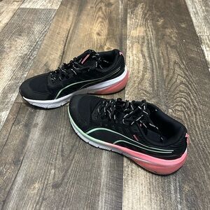 Puma Women's sneaker Black and Pink Athletic Shoes Size 7.5
